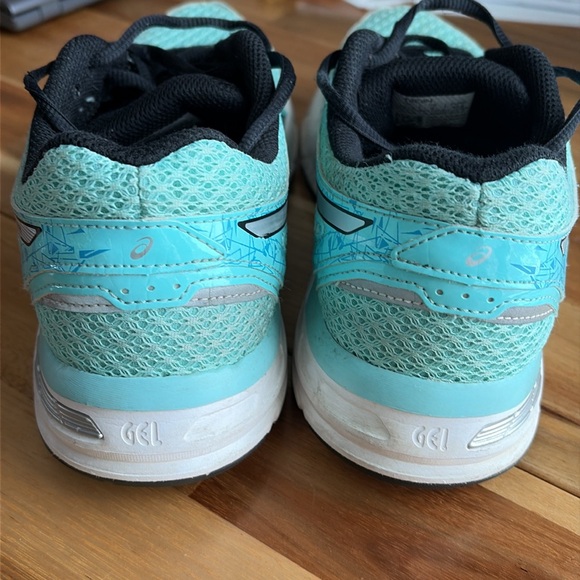 Women’s Asics shoes - Picture 6 of 8